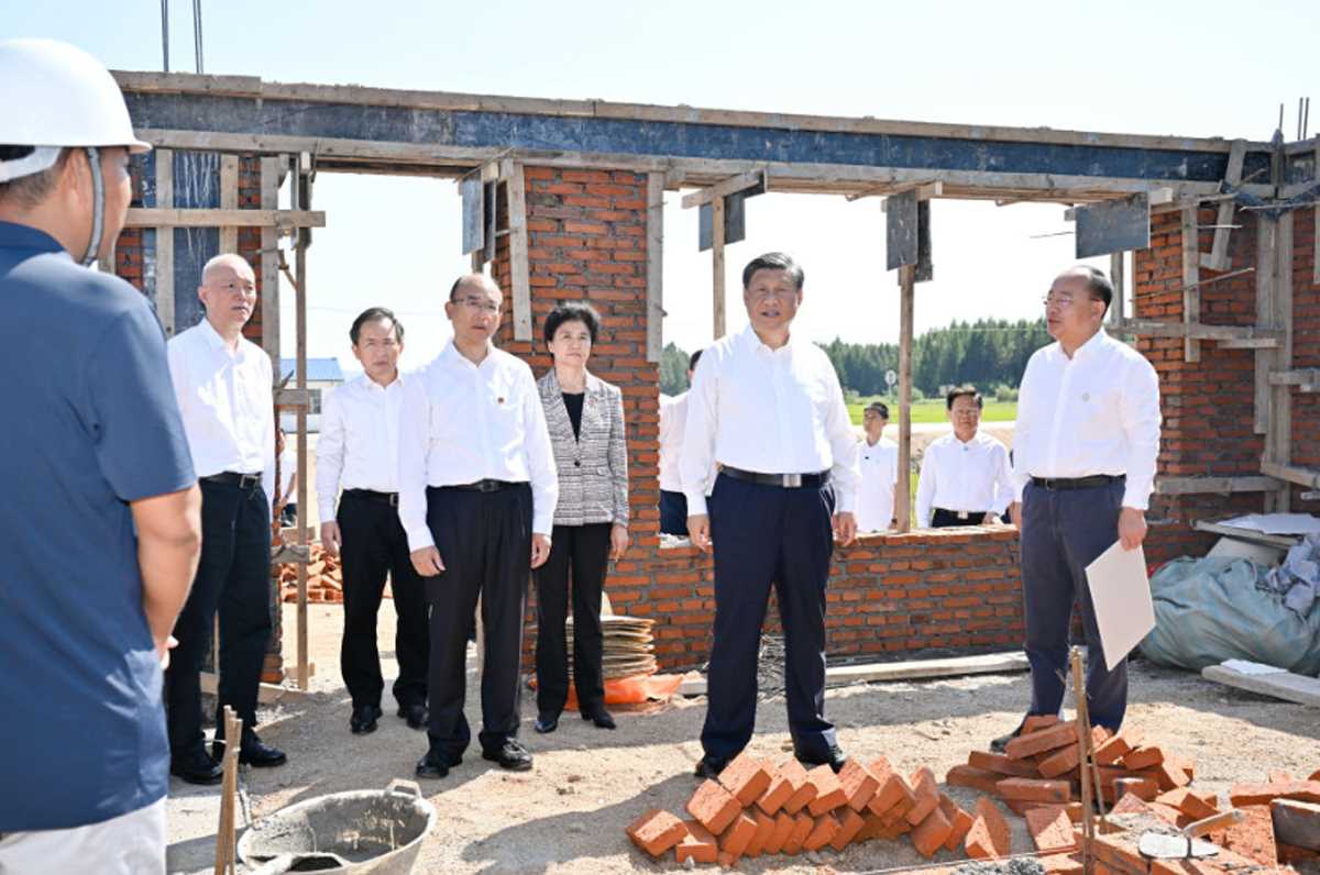 शी चिनफिंग ने हेईलुंगच्यांग प्रांत में आपदा प्रभावित लोगों से मुलाकात की